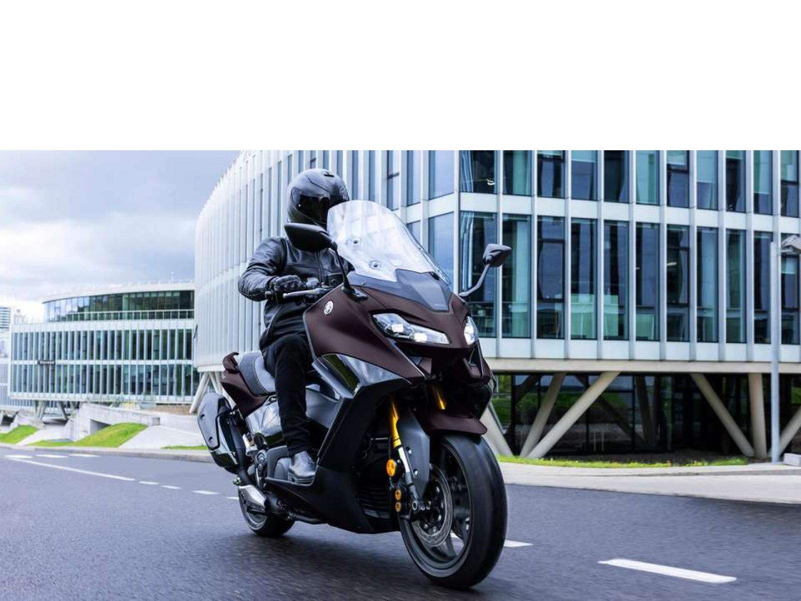 Скутер YAMAHA T-Max 560 TECH (Dark Magma) 2024